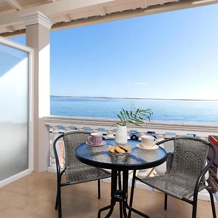 Apartment Marina Beachfront By Konnect, Ipsos